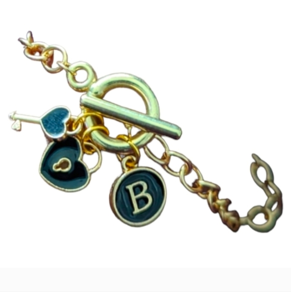 bite & pout "Q" Silver Initial Bangle - Picture 3 of 5